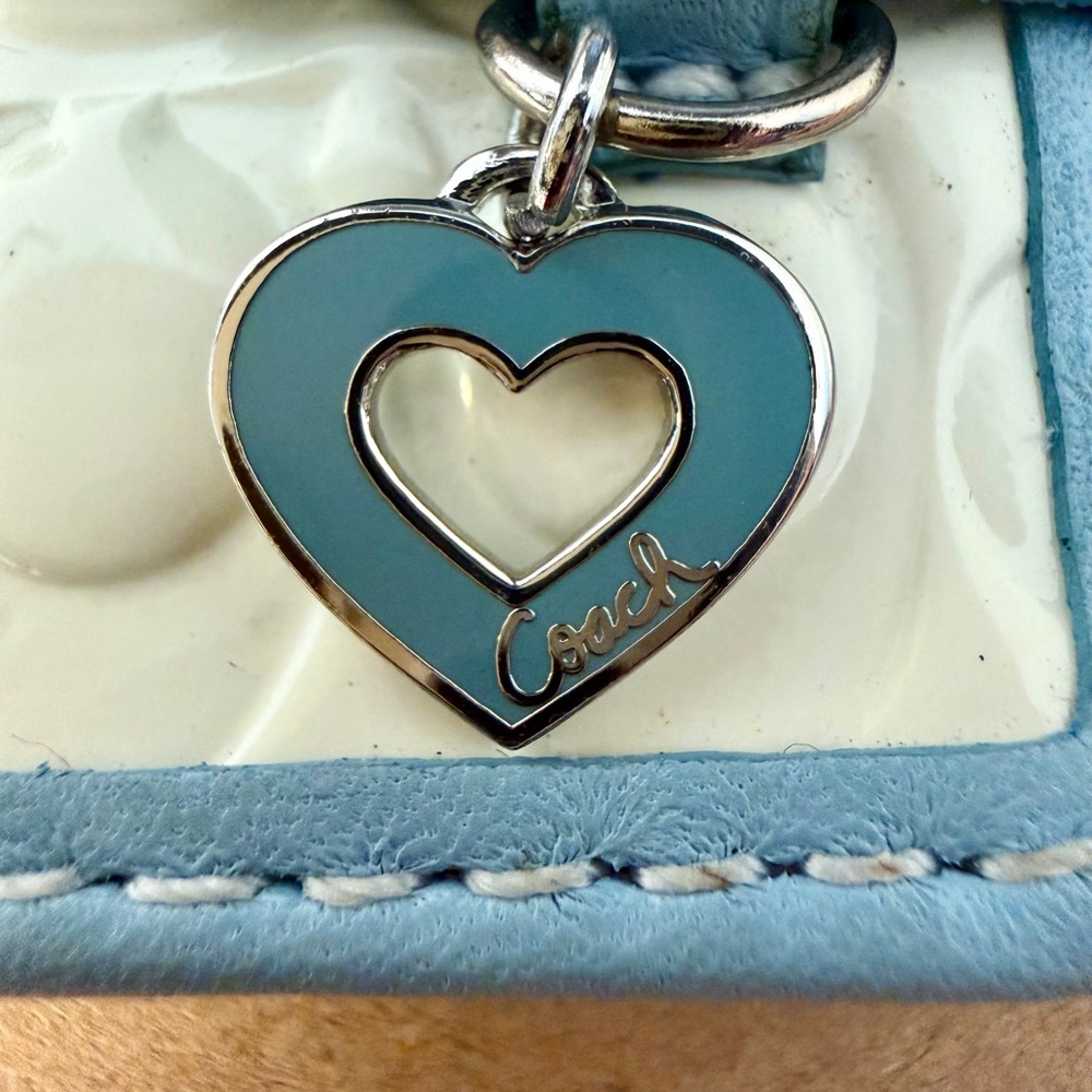 Coach Embossed Patent Mini Photo Holder Keychain Heart Charm (A771) - Picture 2 of 4